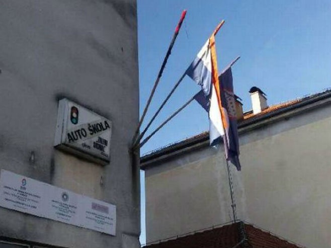 Zapaljena srpska zastava u Glini (Foto: jutarnji.hr) - 