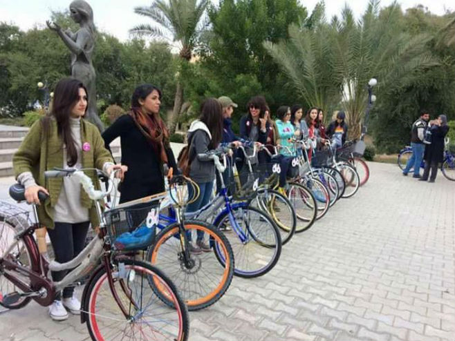 Iračanke na biciklima u centru Bagdada (Foto: Mn Baghdad) - 