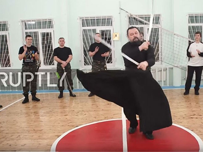 Pravoslavni sveštenik - ruski samuraj (foto:Јutjub/Ruptly TV) - 