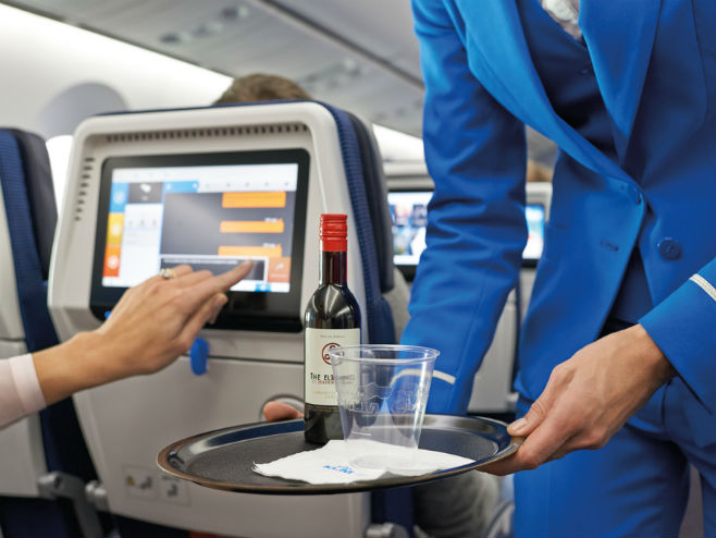 Služenje alkohola u avionu - Foto: ilustracija