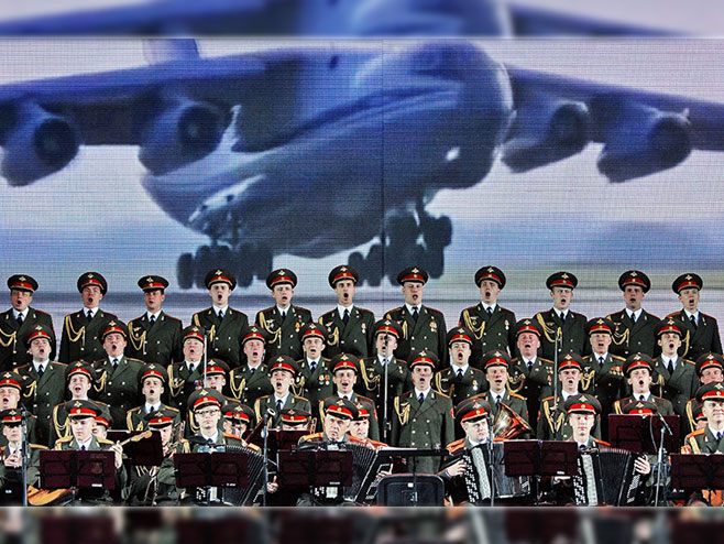 Pripadnici ruske vojske i članovi vojnog hora i plesne grupe "Aleksandrov" (Foto: Viktor Tolochko/Sputnik) - 