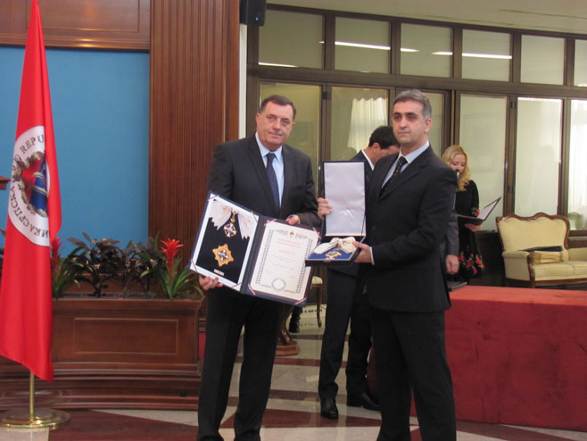 Predsjednik Republike Srpske Milorad dodik uručio je odlikovanja - Foto: SRNA