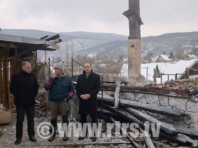 Ribnik -Opština obišla Miljanoviće kome je  izgorjela kuća - Foto: RTRS