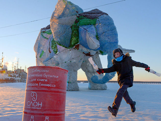 Skluptura slona od recikliranog materijala (foto: © Sputnik/ Vladimir Trefilov) - 