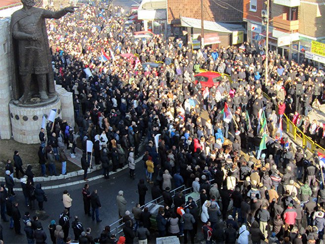 Protest u Kos.Mitrovici (foto: rs.sputniknews.com) - 