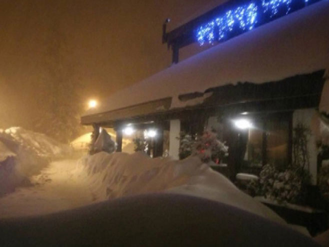 Italija: Snježna lavina obrušila se na hotel (foto: twitter.com) - 
