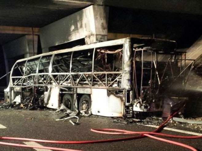 Izgorio autobus u Italiji (foto: VIGILI DEL FUOCO) - 