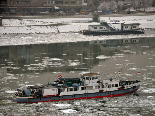 Dva mađarska ledolomca na Dunavu - Foto: SRNA