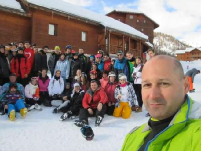 Profesor Đorđi Vig sa učenicima na zimovanju u Francuskoj - Foto: B92