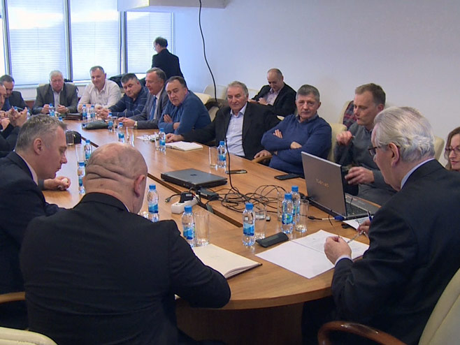 Ministar Stevo Mirjanić na sastanku sa poljoprivrednicima - Foto: RTRS