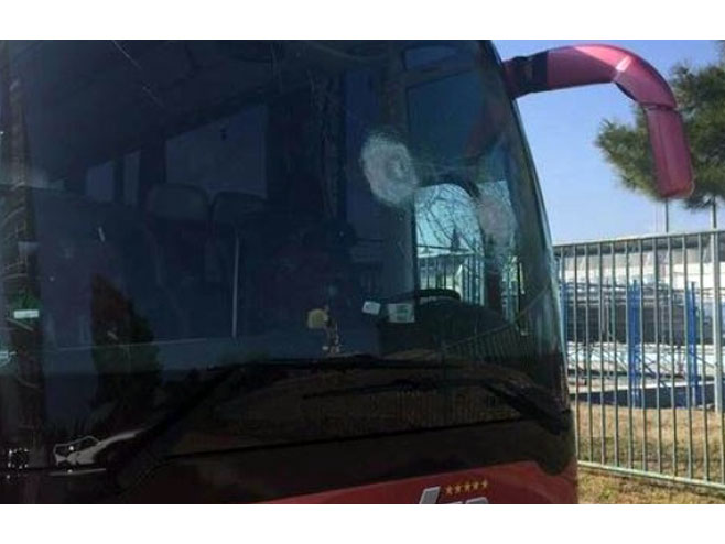 Podgorica - kamenovan autobus košarkaša "Karpoš Sokolija" iz Skoplja (Foto: KK KARPOŠ) - 