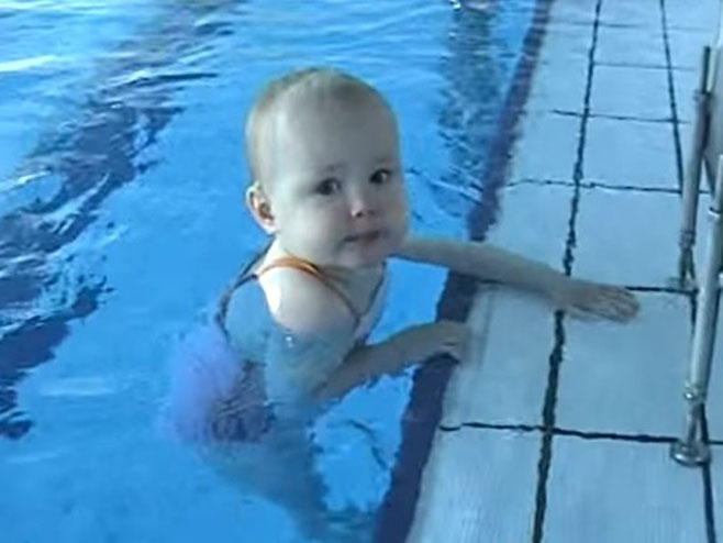 Beba u bazenu (foto: rs.sputniknews.com) - 