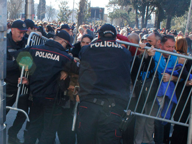 Crnogorke pokušale ući u zgradu vlade, policija ih spriječila - Foto: nezavisne novine