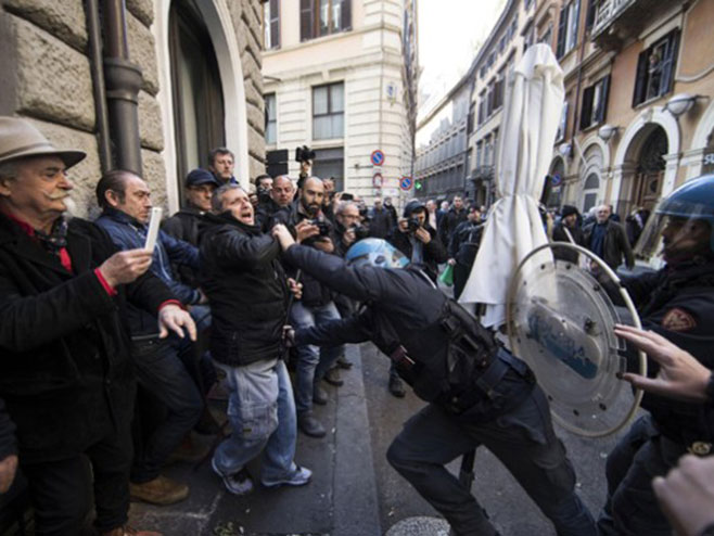 Sukob taksista i policajaca na protestu u Rimu - Foto: RTS