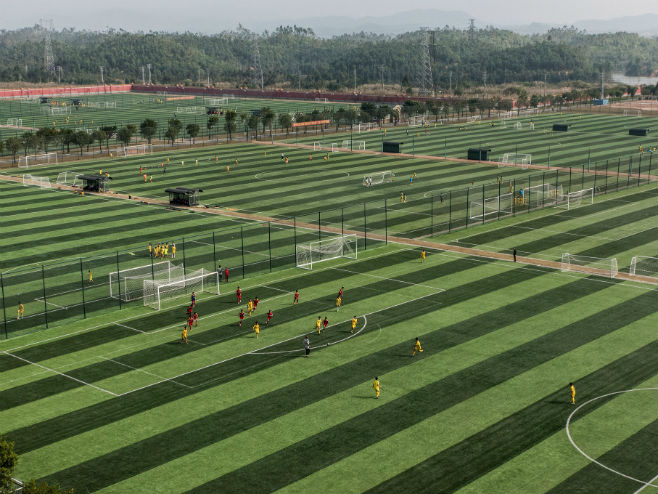 U kineskoj provinciji Guangdong nalazi se najveća škola fudbala na svijetu sa 48 terena - Foto: New York Times 
