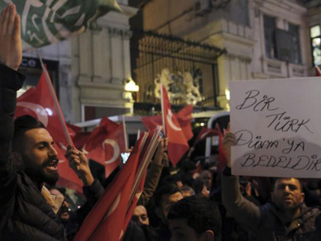 Protesti ispred konzulata Turske u Roterdamu - Foto: TANЈUG