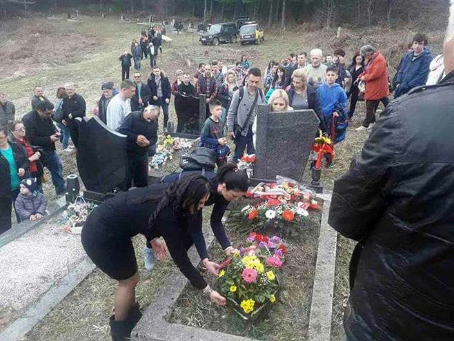 Maglaj: Grob Spomenka Gostića - Foto: SRNA