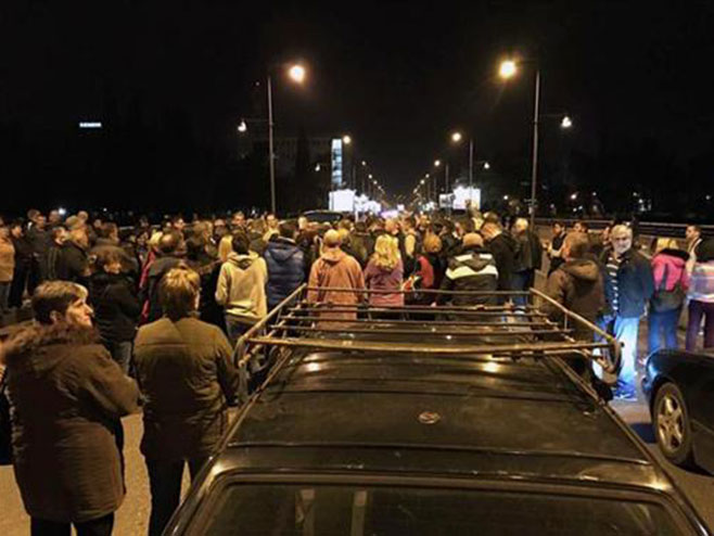 Podgorica: Građani blokirali saobraćaj na mostu - Foto: SRNA