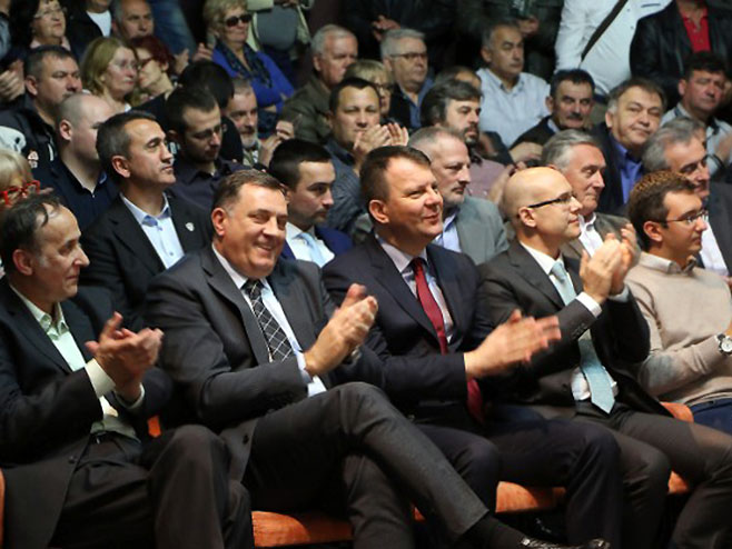 Dodik, Mirović i Vučević na skupu Udruženja Krajišnika - Foto: TANЈUG