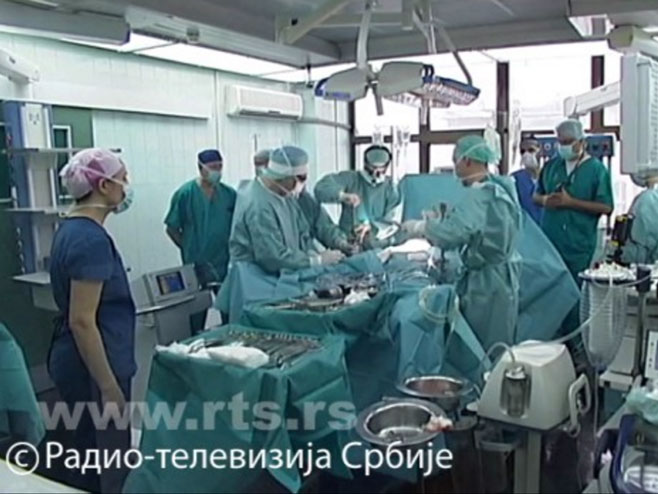 Prva transplantacija materice kod jednojajčanih bliznakinja u svijetu i u Srbiji - Foto: RTS