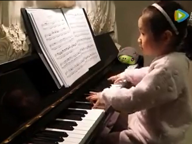 Djevojčica sa četiri godine svira kao virtuoz - Foto: Screenshot/YouTube