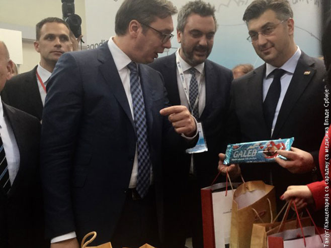 Vučić poklonio Plenkoviću čokoladu - Foto: RTS