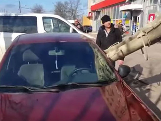 Rus napunio auto betonom - Foto: Screenshot/YouTube