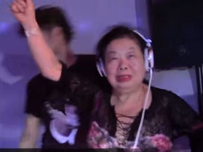 Neobična 82-godišnjakinja praši po tokijskim klubovima (foto: YT/CGT) - 