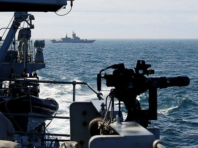 Britanska fregata "Saderland" prati ruske brodove (Foto: gov.uk) - 