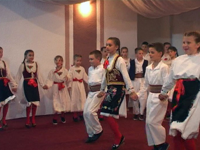 Srbac - Vaskršnji ples - Foto: RTRS