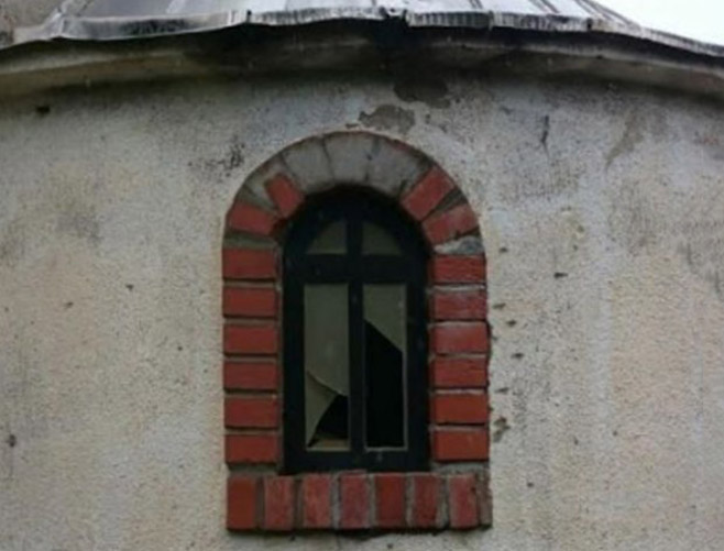 Vandali razbili stakla na crkvi kod Uroševca (Foto: Eparhija raško-prizrenska i kosovsko-metohijska) - 