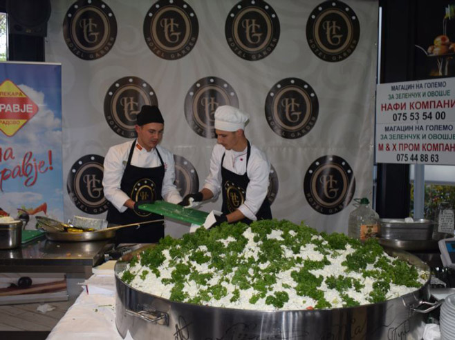 Ohrid - napravljena šopska salata za Ginisa (Foto: mk.voanews.com) - 