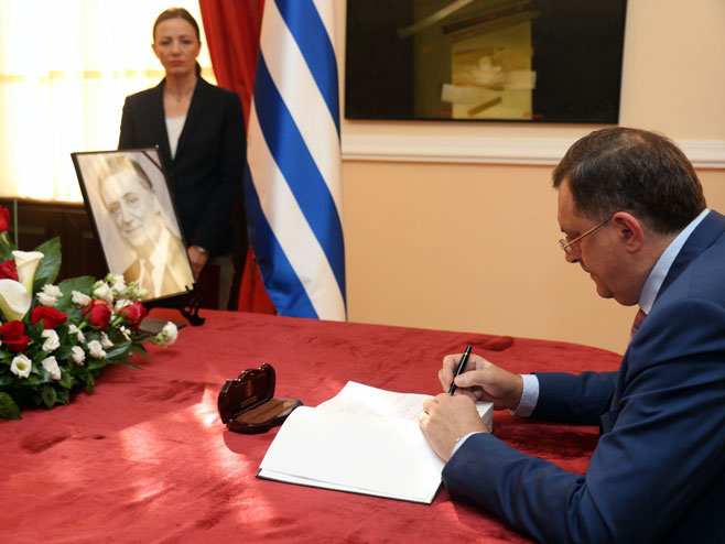 Predsjednik RS Milorad Dodik upisao se u Knjigu žalosti - Foto: SRNA