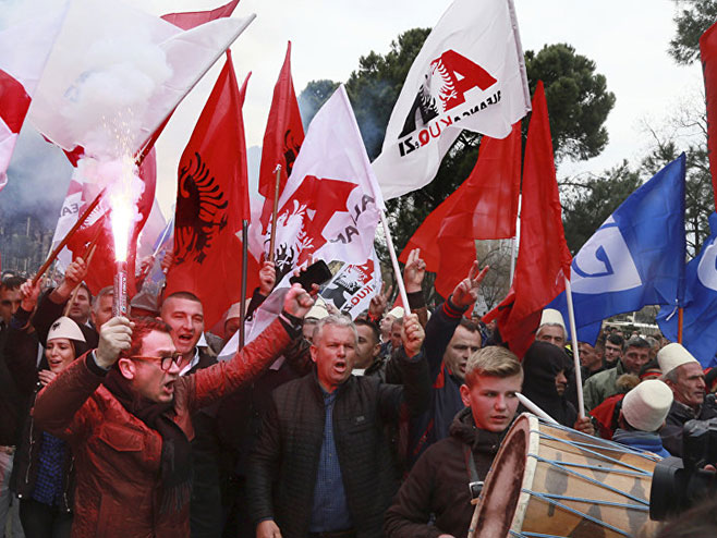 Opozicija blokirala puteve u Albaniji (foto:Photo/ Hektor Pustina) - 