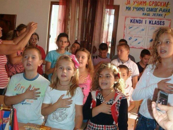 U srcu Albanije muslimanska deca pjevaju o Svetom Savi (Foto: facebook) - 