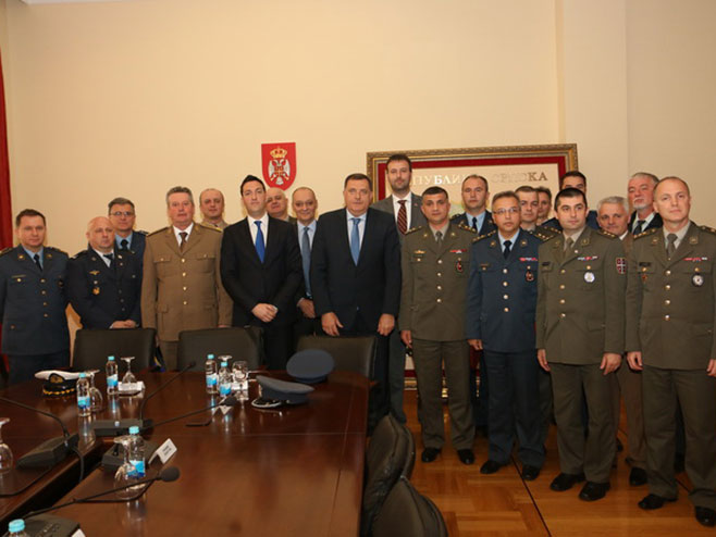 Predsjednik sa oficirima Srbije - Foto: RTRS