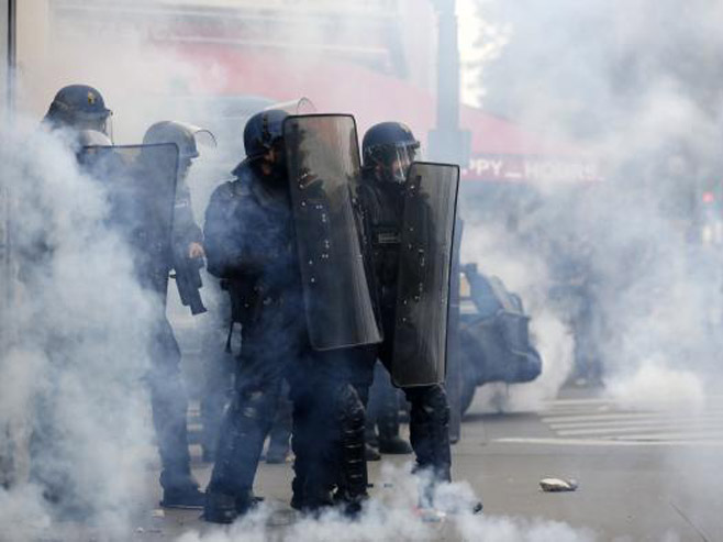 "Molotovljevim koktelima" na policiju u Francuskoj - Foto: Getty Images