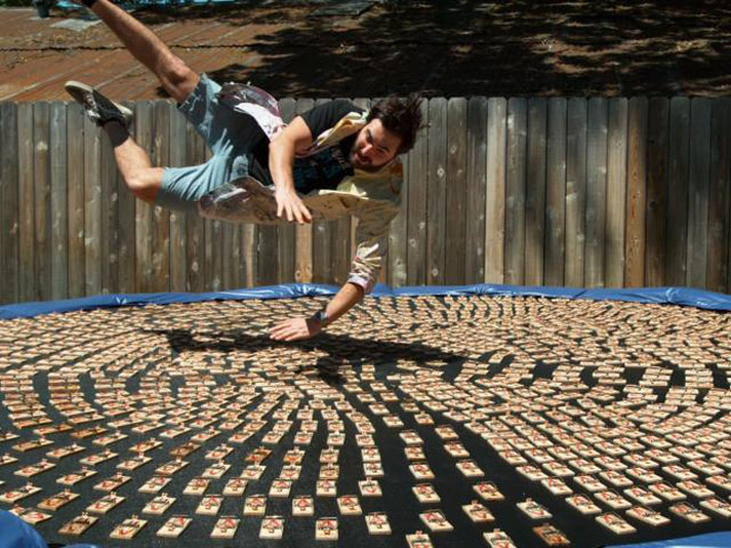 Skočio među 1.000 mišolovki - Foto: Screenshot/YouTube