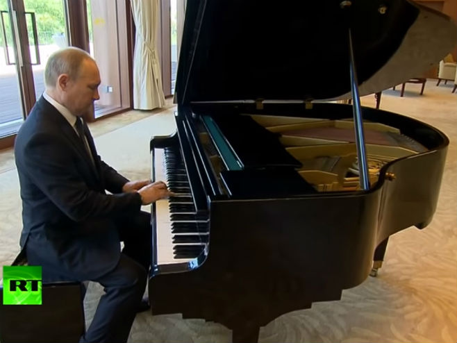 Putin svira klavir - Foto: Screenshot/YouTube