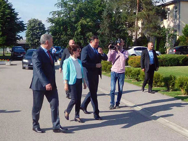 Srbac: Dodik sa načelnikom i lokalnom vlasti - Foto: SRNA