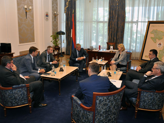 Premijerka Cvijanović sa predstavnicima Dobrovoljnog penzionog fonda RS - Foto: RTRS