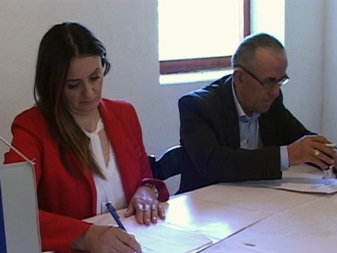 Potpisivanje ugovora - Dabrac - Foto: RTRS