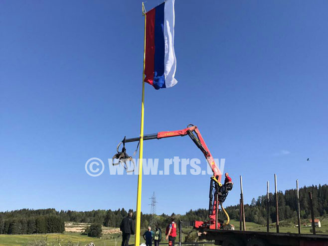 Pripreme za postavljanje najveće zastave Republike Srpske na Romaniji - Foto: RTRS