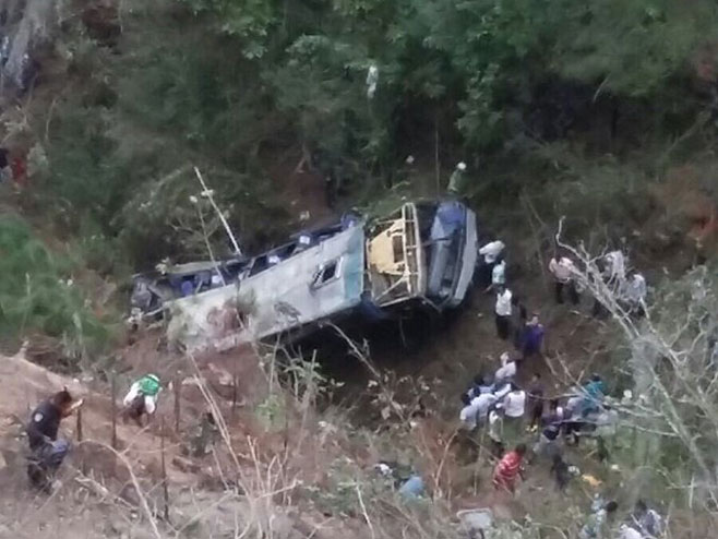 Autobus u Meksiku sletio u provaliju  (foto: twitter.com) - 