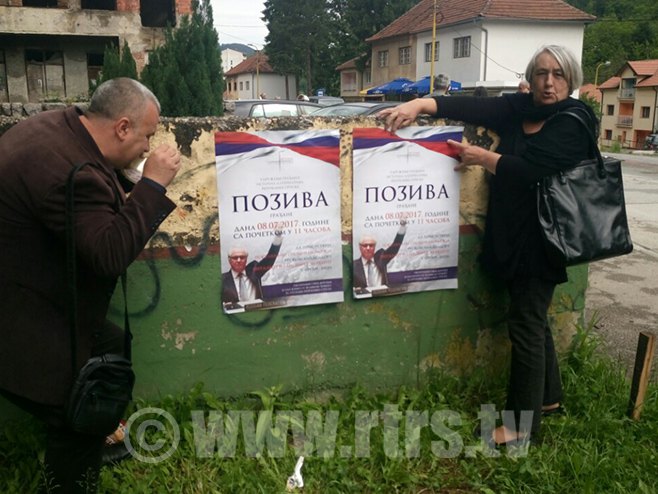 Istočna alternativa - lijepljenje plakata u Srebrenici - Foto: RTRS