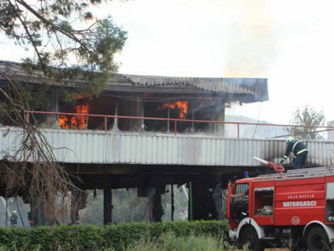 Mostar: Izgorjeli nekadašnji salon namještaja i nekoliko automobila (Foto: hercegovina.info) - 