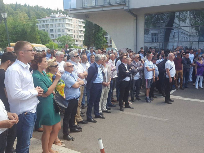 Podgorica - protesti zbog diskriminacije ćiriličnog pisma - Foto: SRNA