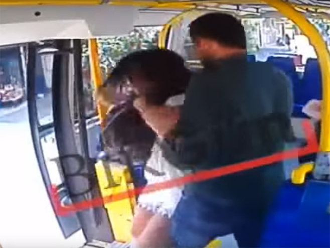 Udario ženu u autobusu (Foto: YouTube / Screenshot) - 