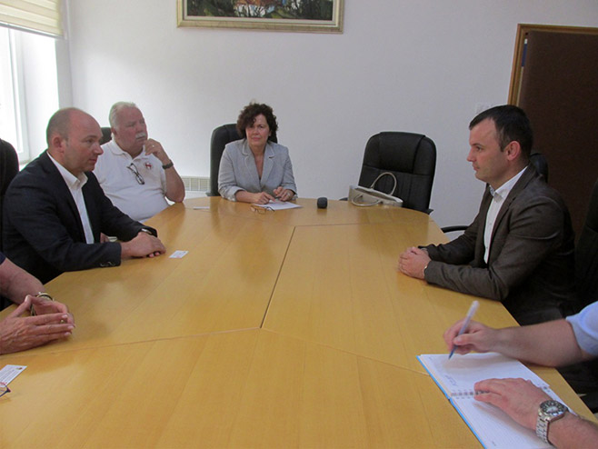 Načelnik opštine Srebrenica Mladen Grujičić na sastanku sa austrijskim ambasadorom u BiH Martinom Pamerom u Srebrenici - Foto: SRNA