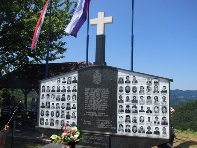 Srebrenica -  služenje parastosa kod spomenika i kosturnice u selu Zalazje - Foto: SRNA